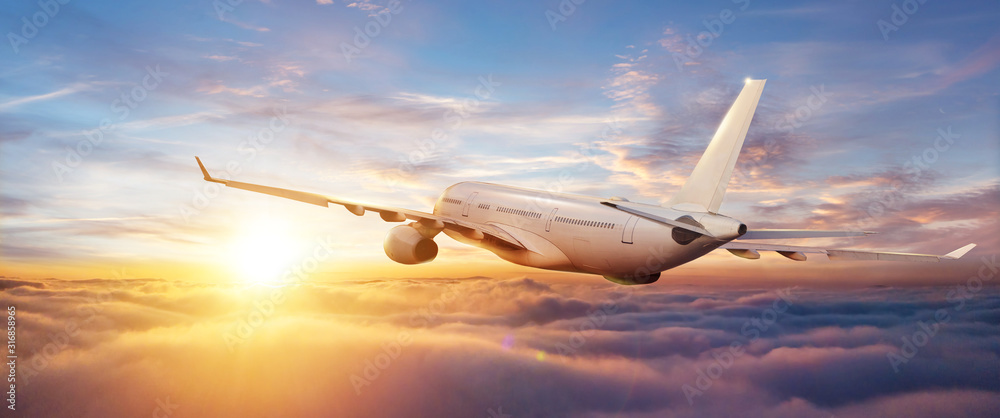 云上飞行的乘客商业飞机