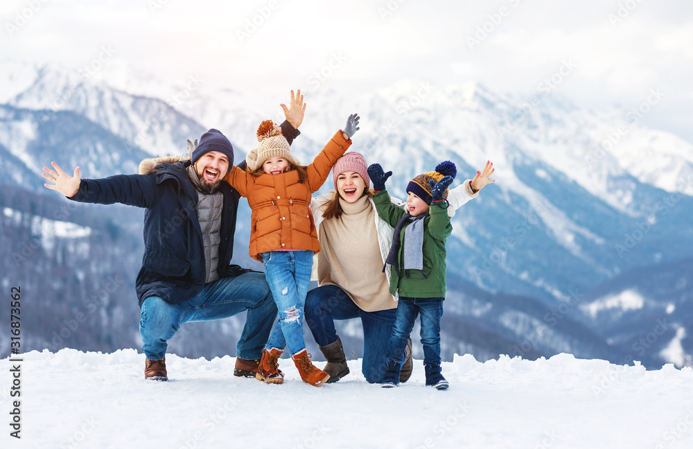 快乐的家庭母亲父亲和孩子们在冬季的自然。