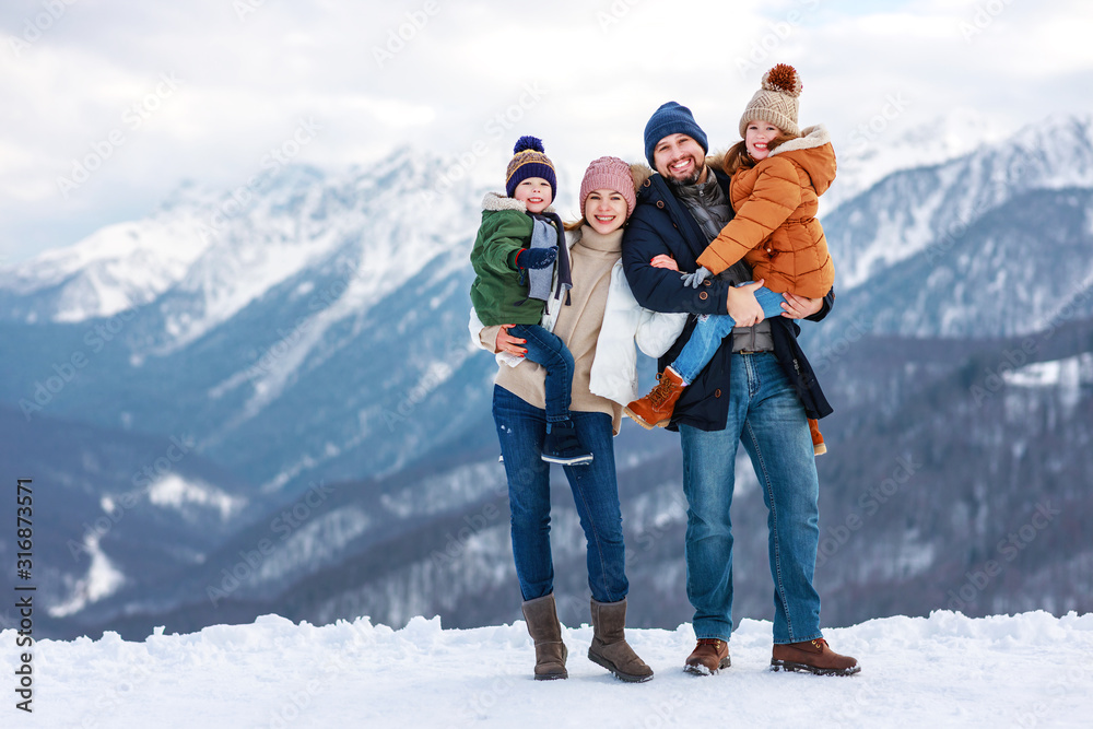 关于冬季大自然的快乐家庭母亲父亲和孩子们。