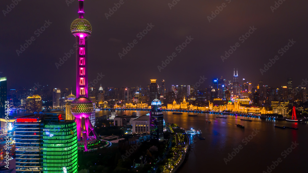 俯瞰上海天际线和摩天大楼，黄浦江上的中国上海现代城市。