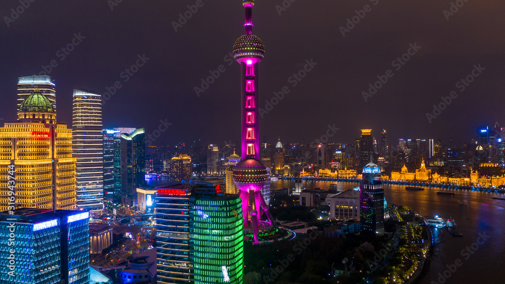 鸟瞰上海天际线和摩天大楼，黄浦江上的中国上海现代城市。