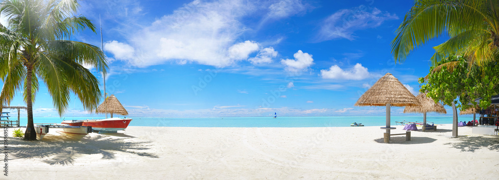 阳光明媚的日子里，美丽的海滩、白沙、碧绿的海洋和蓝天白云尽收眼底。Sum