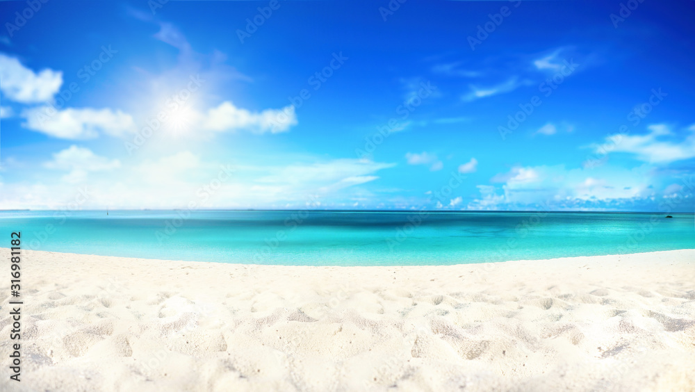 阳光明媚的日子里，美丽的海滩上有白沙，碧绿的海水和蓝天白云。Natura