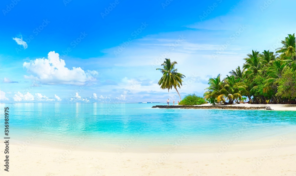 美丽的海滩，白色的沙滩，绿松石的海洋，绿色的棕榈树，晴朗的蓝天白云