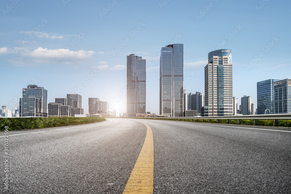 城市道路与上海外滩天际线……