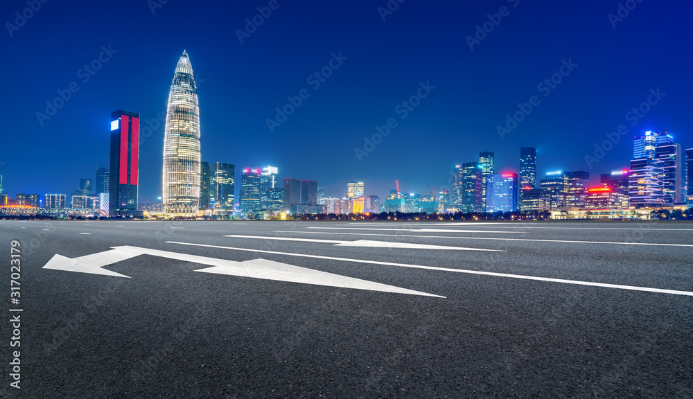 城市道路与深圳建筑景观天际线……