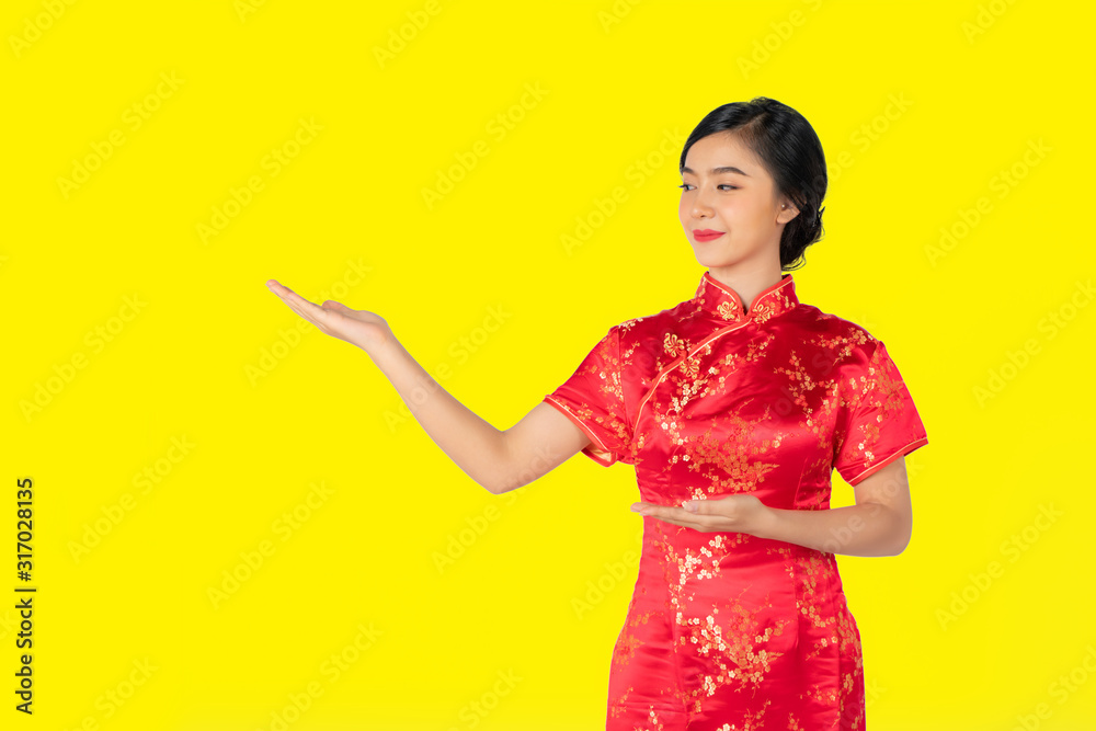 漂亮的亚洲女性，穿着中国传统服饰——中国传统服饰，手露空白。下巴