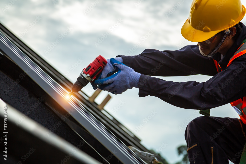 [建筑屋顶]穿着防护服的屋顶工人戴上手套，建筑工人安装
