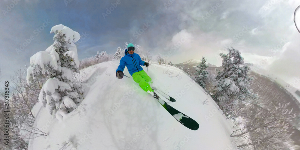 自拍：犹他州帕克城，一名年轻的自由滑滑雪者在一个没有房间的斜坡上滑行。