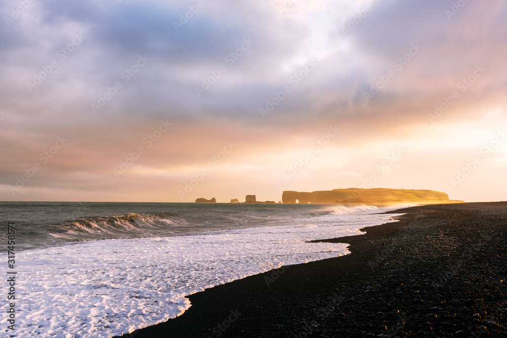 冰岛维克黑海滩上令人难以置信的日落光线和巨浪。风景摄影