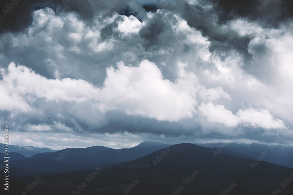 山上乌云密布。完美的自然背景。风景摄影