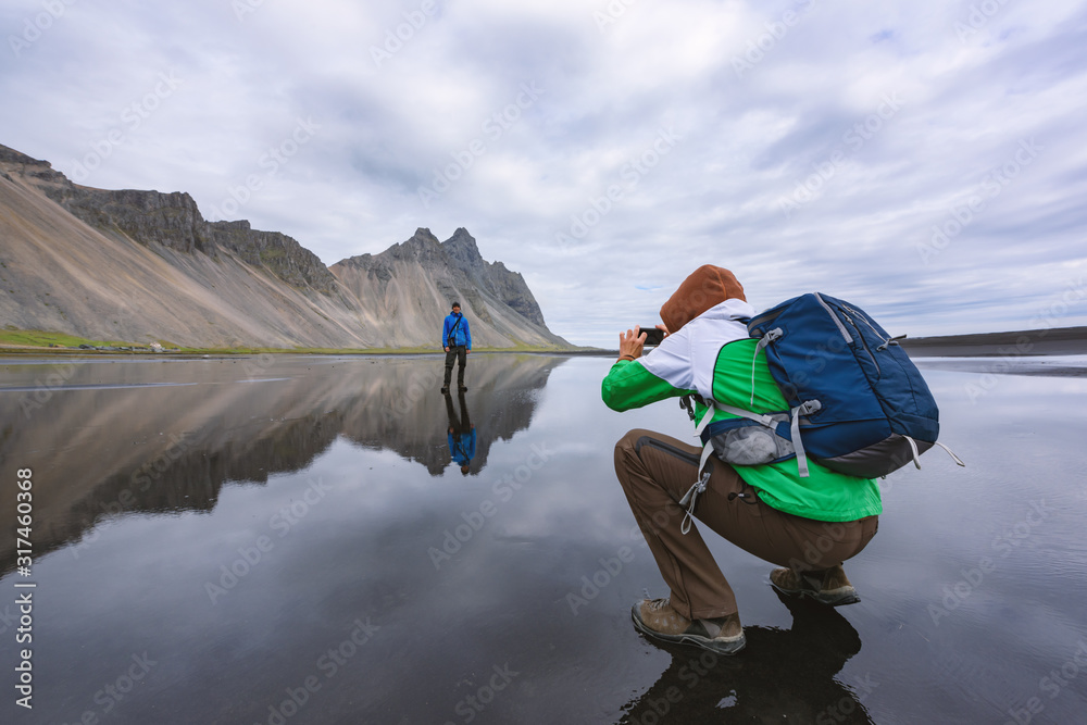 摄影师在冰岛维斯特拉霍恩角著名的斯托克尼斯山脉附近拍照