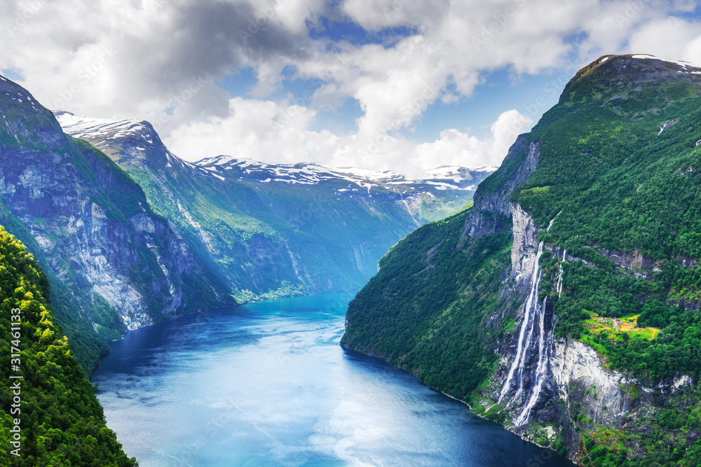 盖兰格别墅附近的Sunnylvsfjorden峡湾和著名的七姐妹瀑布的壮丽景色