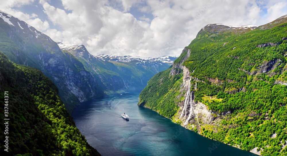 盖伊附近Sunnylvsfjorden峡湾和著名的七姐妹瀑布的壮丽景色全景