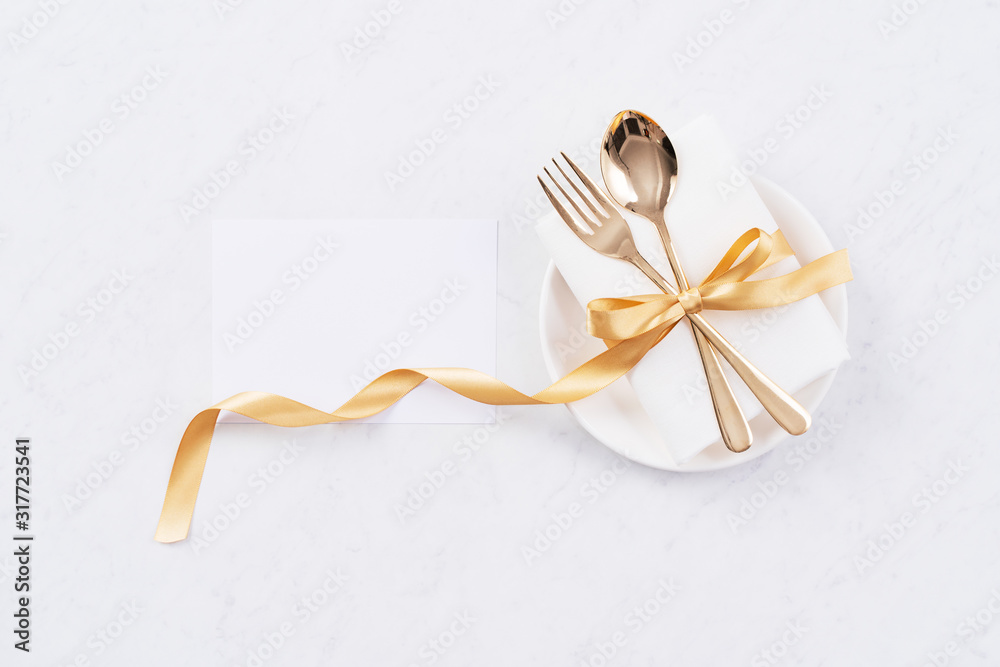 情人节设计理念-餐厅节日庆祝套餐的浪漫餐盘