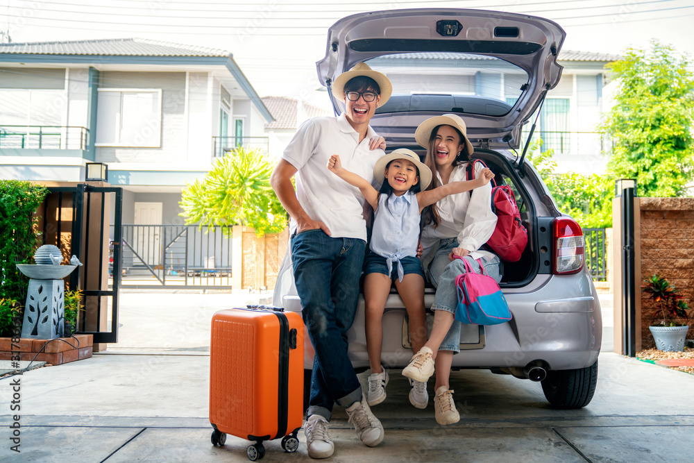 亚洲家庭在暑假放假后再从家出发