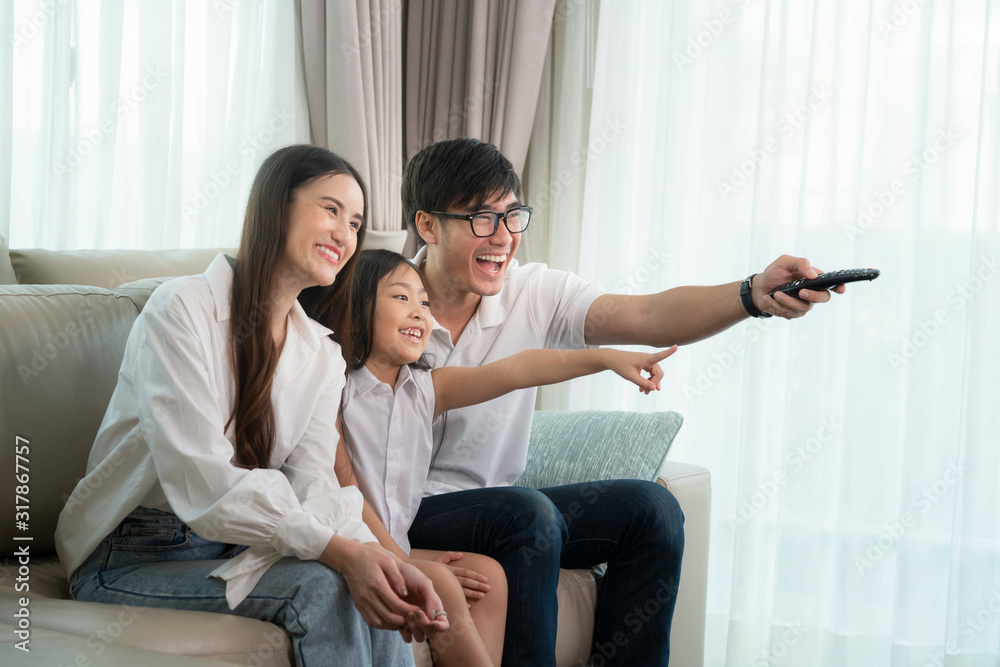 亚洲家庭喜欢在客厅沙发上看液晶电视