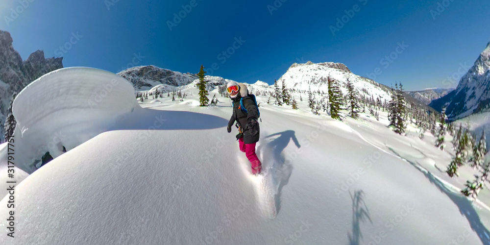 SELFIE：酷酷的滑雪女孩在贝拉库拉的群山中撕碎新鲜的粉末。