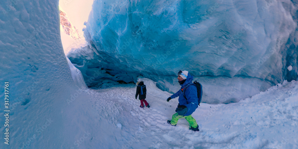 SELFIE：年轻游客探索不列颠哥伦比亚省著名的冰洞。