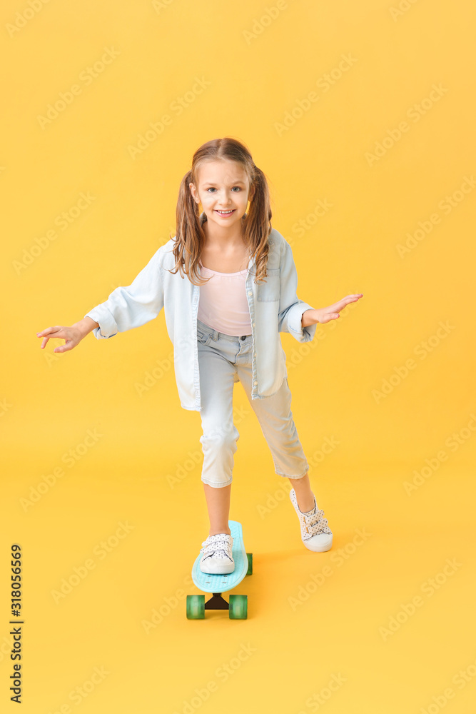 可爱的小女孩，彩色背景上有滑板