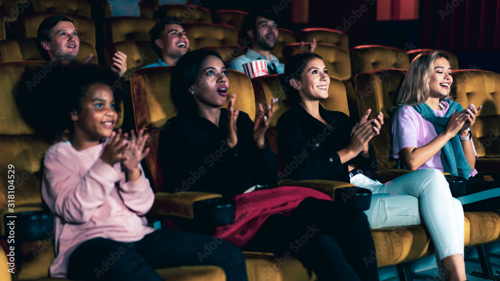 观众在电影院看电影。团体娱乐活动和娱乐