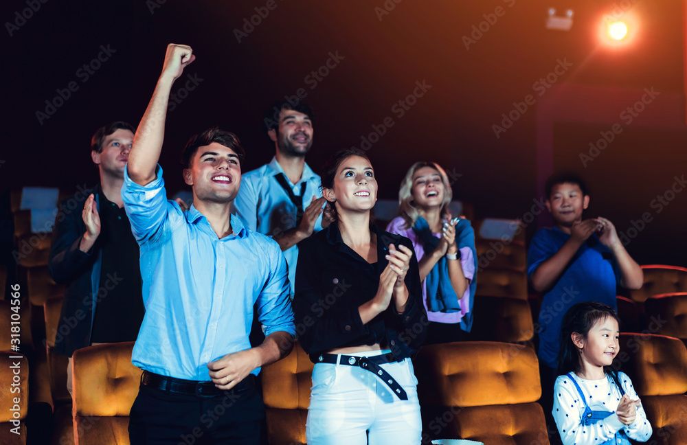 一群快乐有趣的观众在电影院看电影。团体娱乐活动和娱乐