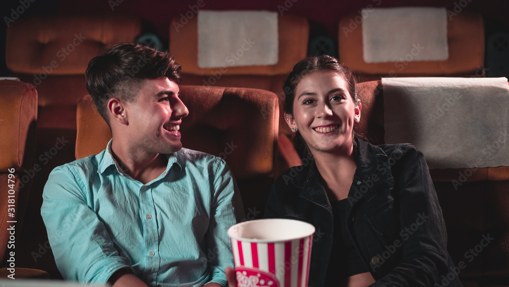 观众在电影院看电影。团体娱乐活动和娱乐