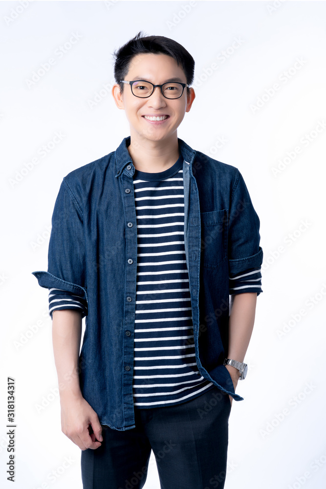 聪明迷人的亚洲眼镜男性站着微笑，清新快乐的休闲蓝色衬衫p