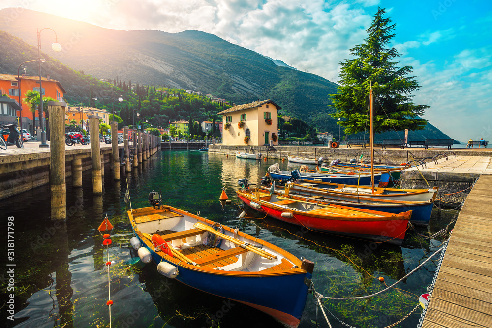 意大利托尔博勒加尔达湖上五颜六色的渔船