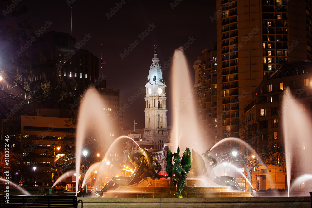 本杰明·富兰克林公园大道上的街头喷泉，晚上朝向宾夕法尼亚广场和费城市政厅