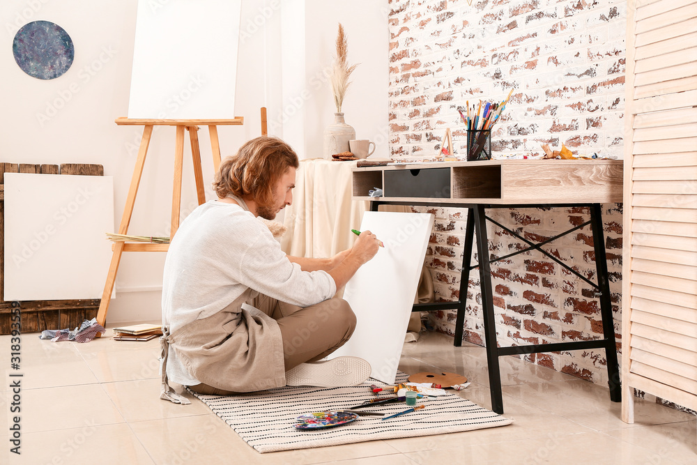 年轻男艺术家在家作画