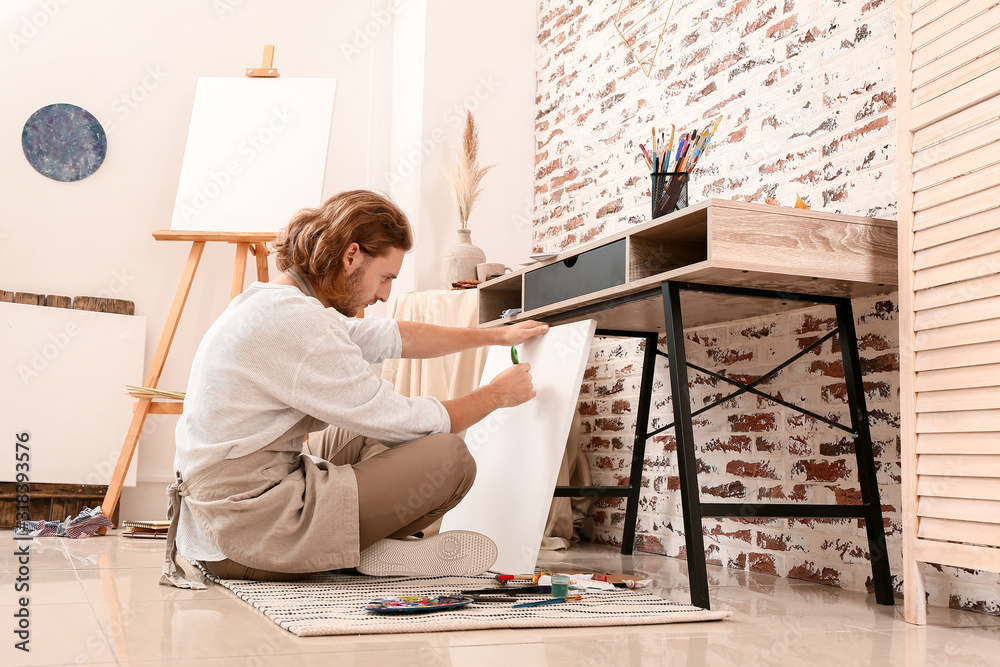 年轻男艺术家在家作画