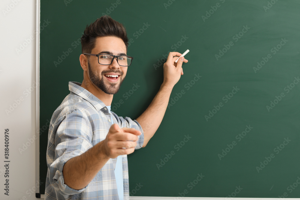 男老师在教室黑板上写字