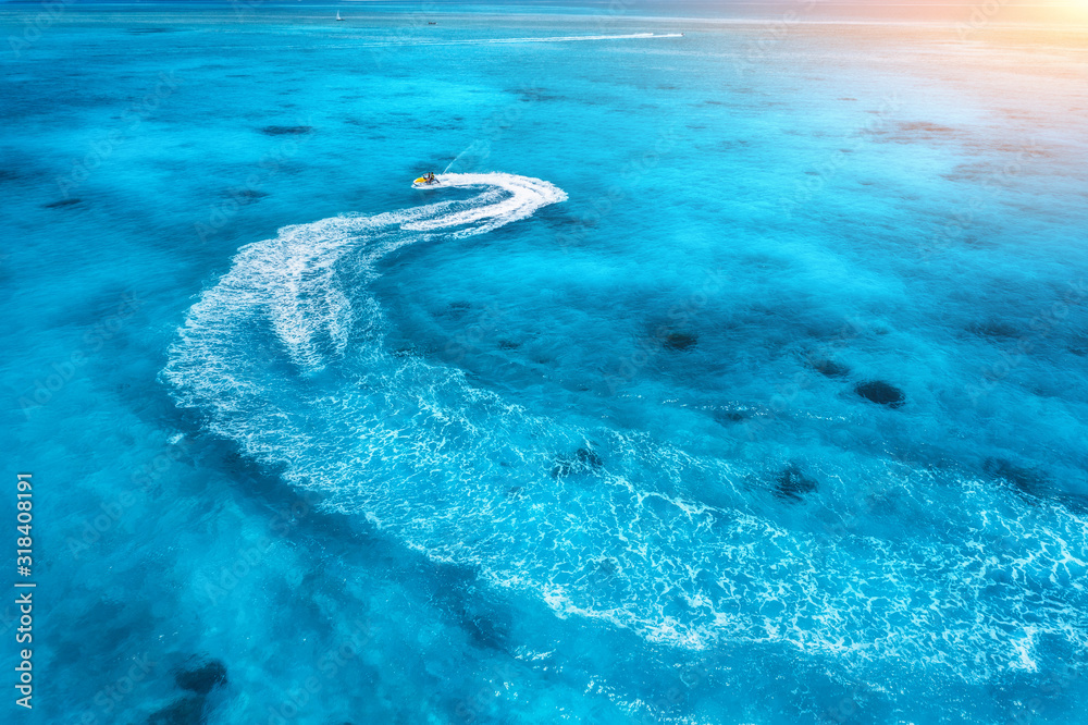 夏日日落时，漂浮在蓝色水中的水上摩托车鸟瞰图。在印度洋度假，Za