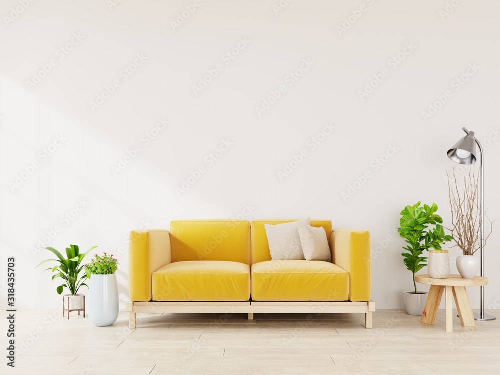 浅绿色客厅内部，黄色织物沙发，灯和植物空着。