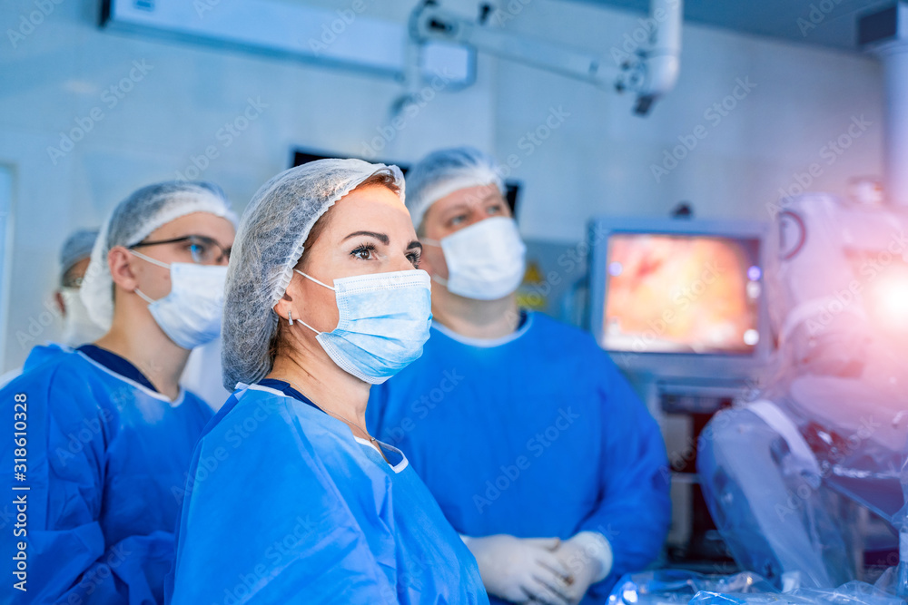 手术室的团队外科医生。手术室的现代设备。新生儿的医疗设备