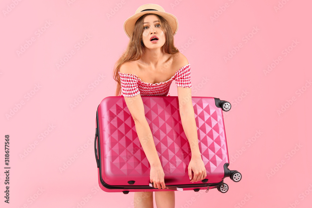 疲惫的女游客，彩色背景行李