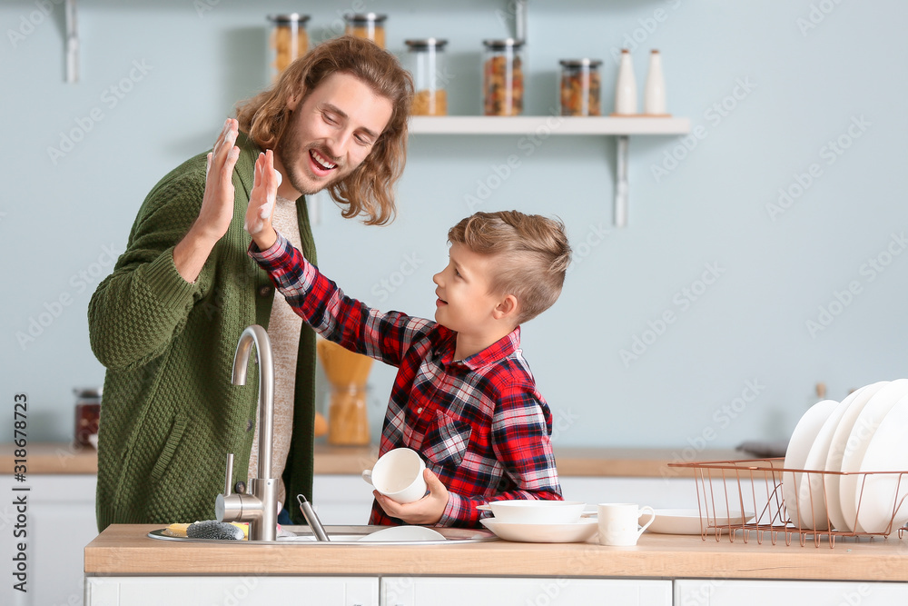 父亲和儿子在厨房洗碗