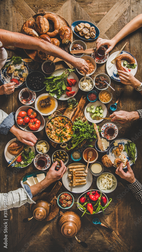 土耳其早餐桌。土耳其家庭吃传统糕点、蔬菜、蔬菜的平面布置，