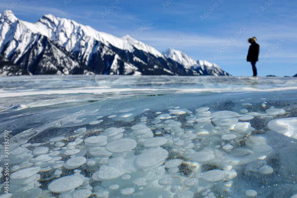 特写：一名女子在加拿大落基山脉探险，观察迷人的冰湖