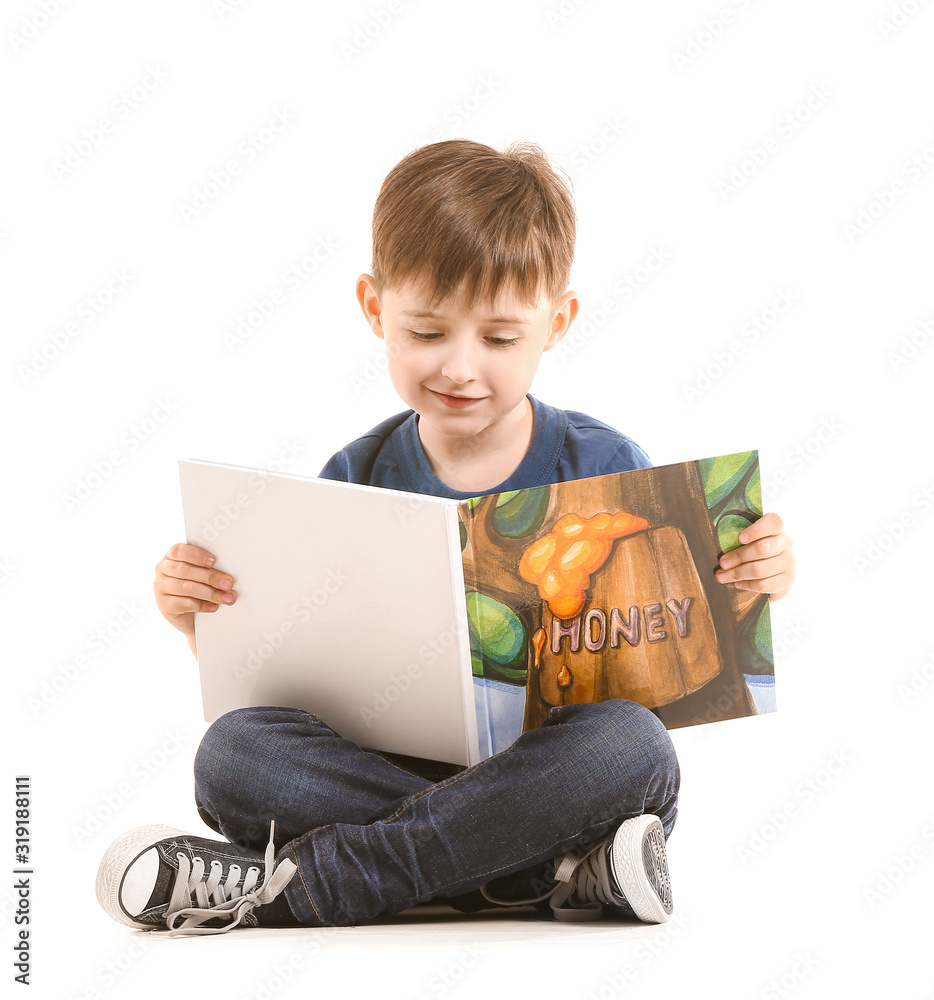 可爱的小男孩在白色背景下看书