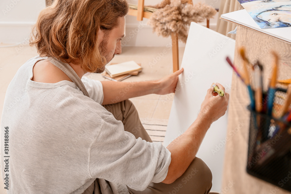 年轻男性艺术家在家作画