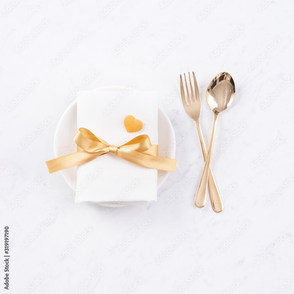 情人节设计理念-餐厅节日庆祝套餐的浪漫餐盘