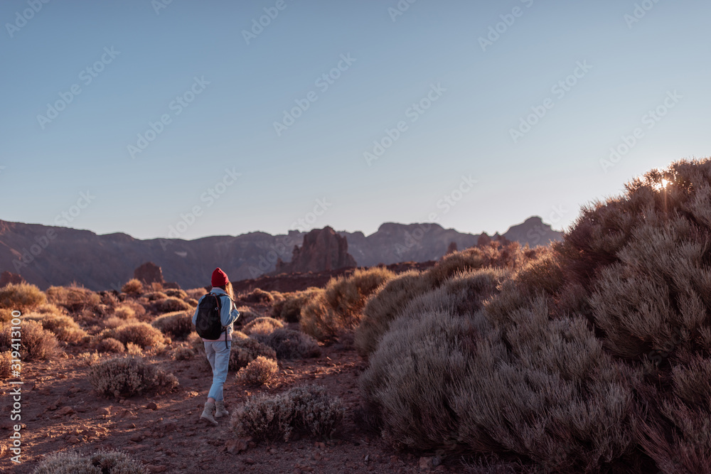 美丽的火山谷风景，日落时分，女人徒步旅行。在Teidenati旅行