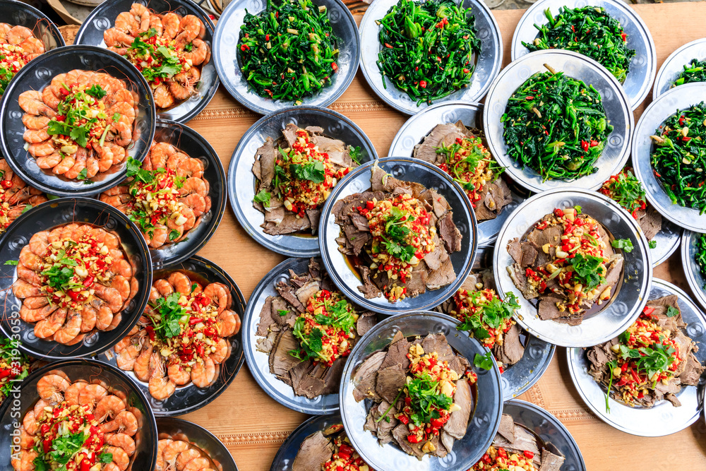 水煮虾和牛肉干凉菜，中国美食。顶部视图。
