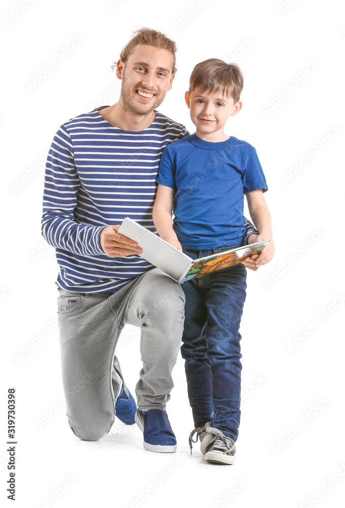父亲和他的小儿子在白底上看书