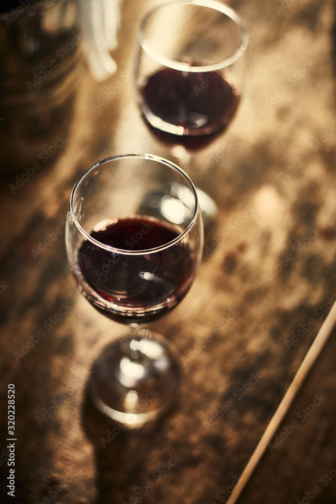 木底红葡萄酒