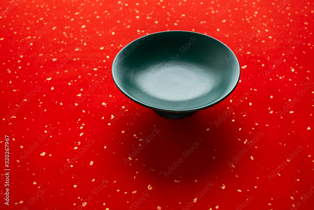 红色背景的墨绿色陶瓷高茶点盘