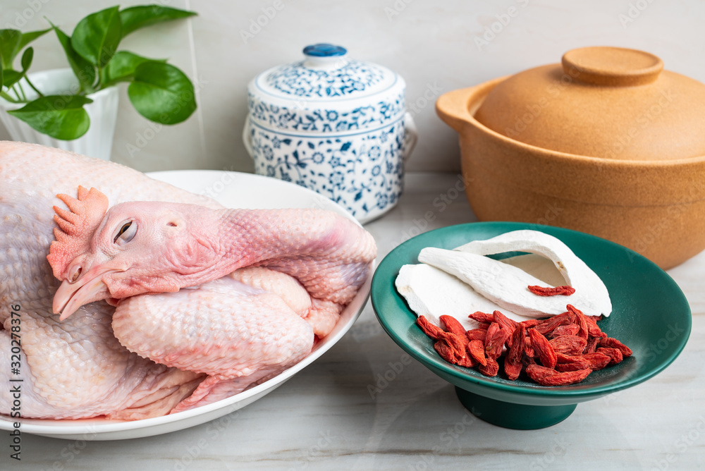 中式滋补养生汤配料混合，鲜母鸡和山药枸杞