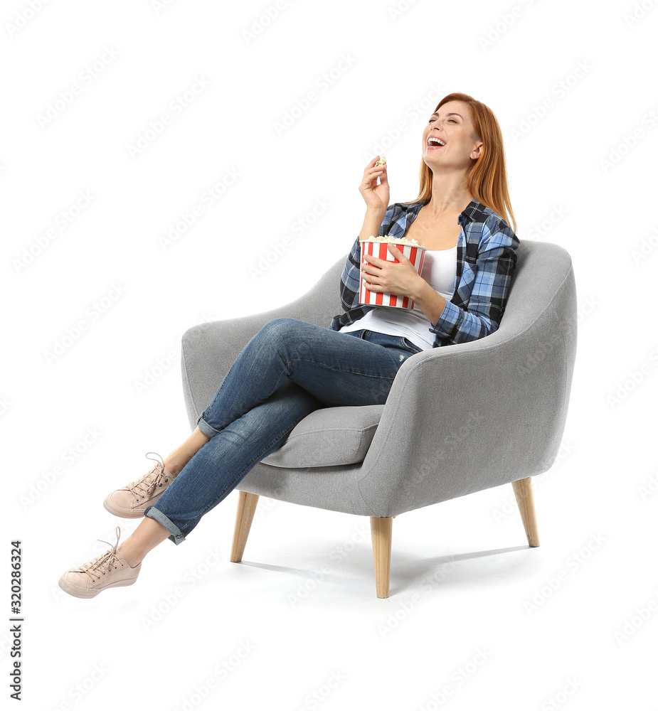 拿着爆米花坐在白底扶手椅上看电视的美女